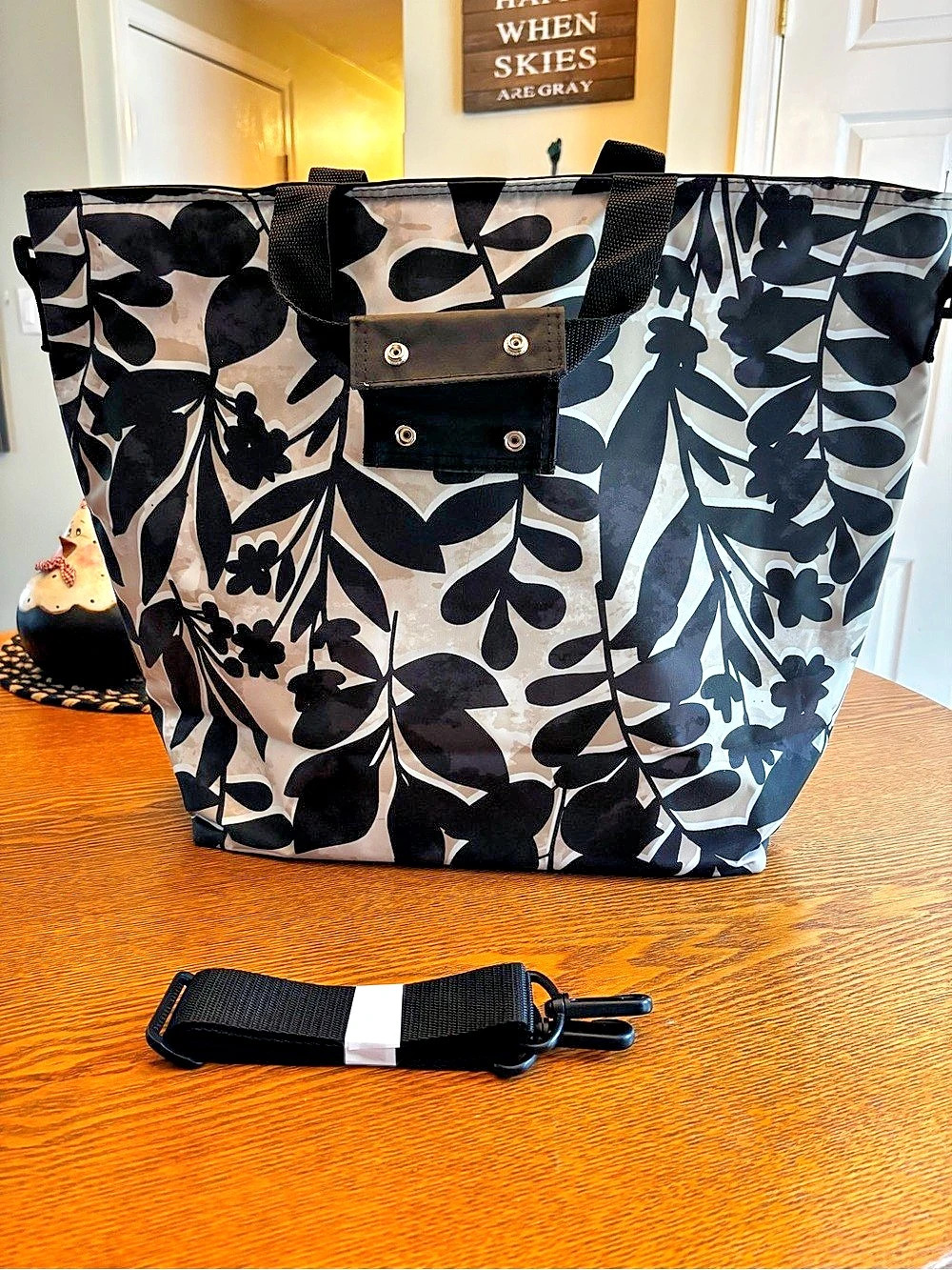 Thirty-One Fresh Market Thermal Floral Tote Black & White